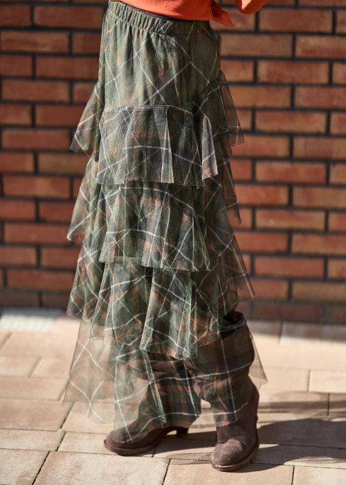 Tiulowa spódnica maxi w kratę w odcieniach zieleni i brązu z falbanami warstwowymi, styl boho