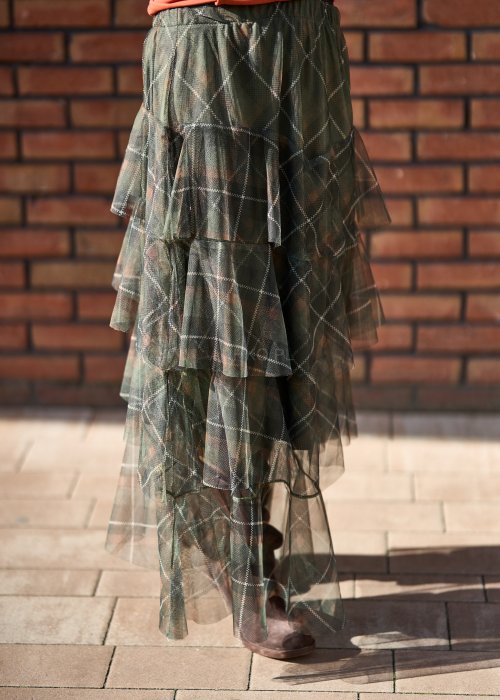 Tiulowa spódnica maxi w kratę w odcieniach zieleni i brązu z falbanami warstwowymi, styl boho