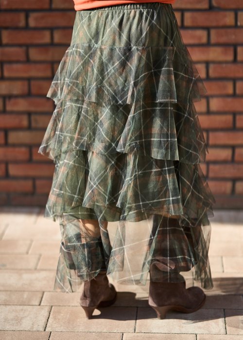 Tiulowa spódnica maxi w kratę w odcieniach zieleni i brązu z falbanami warstwowymi, styl boho