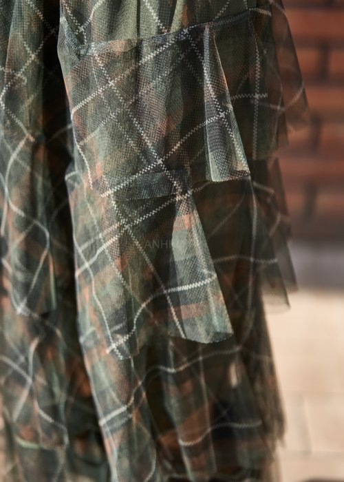 Tiulowa spódnica maxi w kratę w odcieniach zieleni i brązu z falbanami warstwowymi, styl boho