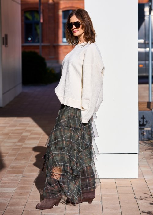 Tiulowa spódnica maxi w kratę w odcieniach zieleni i brązu z falbanami warstwowymi, styl boho