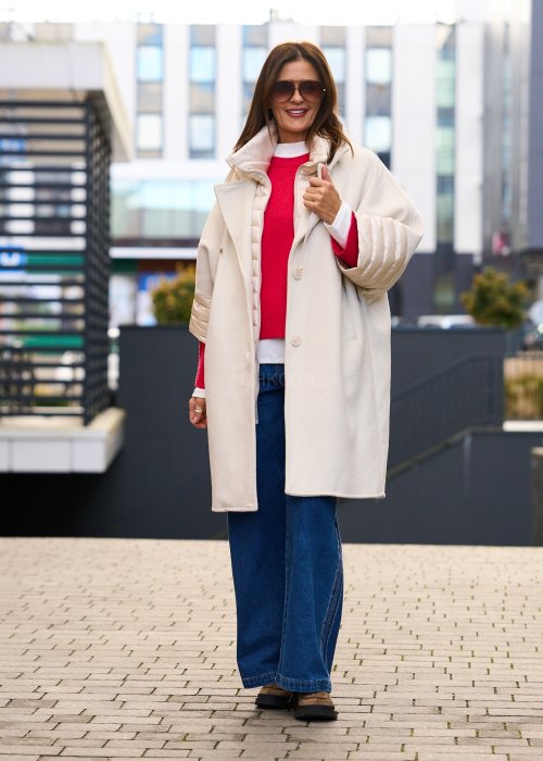 Elegancki płaszcz damski w kolorze ecru z pikowanymi rękawami, długim krojem i klasycznym kołnierzem oversize