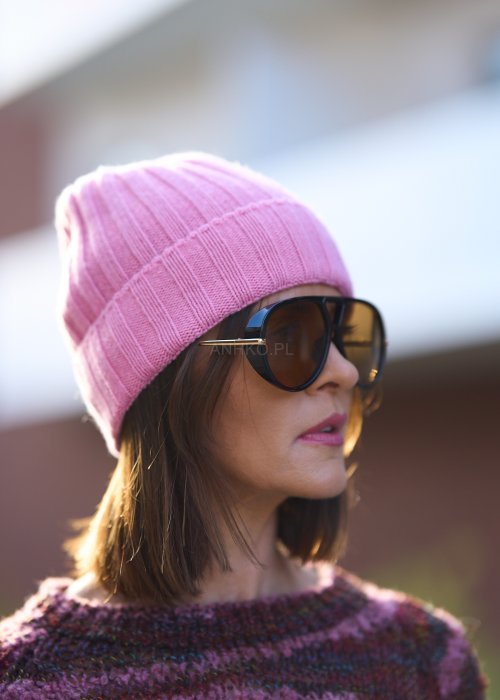Różowa czapka z miękkiej dzianiny o prostym kroju, klasyczny dodatek w stylu casual