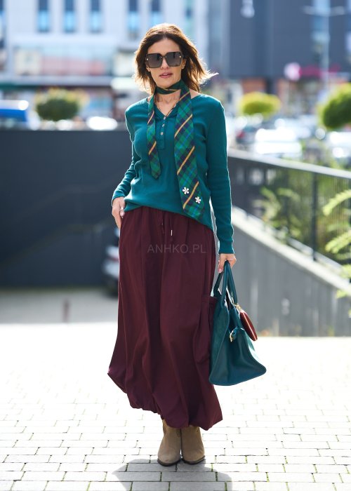 Bordowa spódnica o luźnym kroju z dużą kieszenią i wiązaniem w talii, styl oversize casual