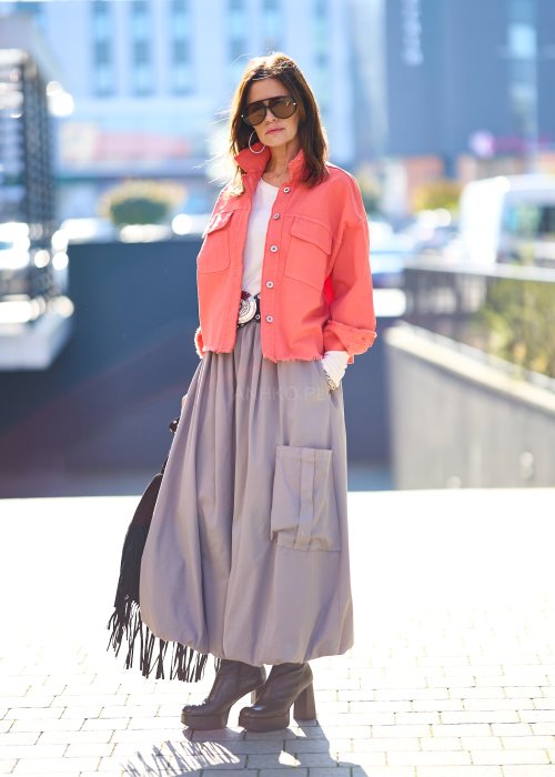 Szara spódnica maxi o luźnym kroju z dużą kieszenią boczną, wykonana z naturalnej tkaniny