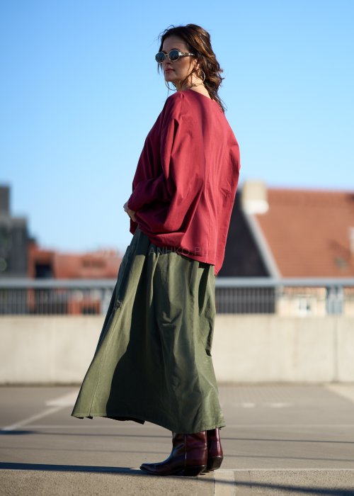 Długa zielona spódnica z bawełny o rozkloszowanym kroju w stylu boho z naszytą kieszenią