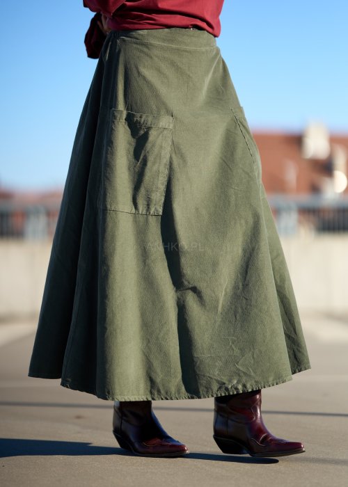 Długa zielona spódnica z bawełny o rozkloszowanym kroju w stylu boho z naszytą kieszenią