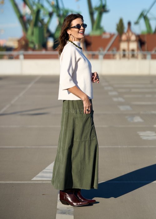 Długa zielona spódnica z bawełny o rozkloszowanym kroju w stylu boho z naszytą kieszenią