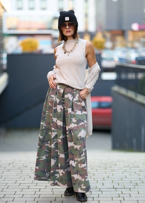 Szerokie spodnie w stylu wide leg z motywem moro