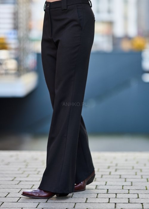 Czarne eleganckie spodnie z rozszerzanymi nogawkami