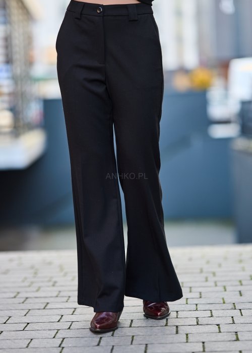 Czarne eleganckie spodnie z rozszerzanymi nogawkami