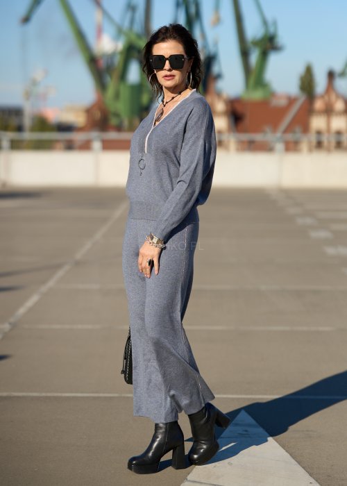 Niebieskie dzianinowe spodnie damskie o szerokiej nogawce i luźnym kroju, minimalistyczna moda codzienna w stylu casual