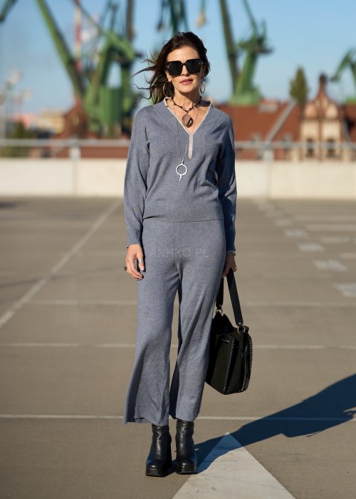 Niebieskie dzianinowe spodnie damskie o szerokiej nogawce i luźnym kroju, minimalistyczna moda codzienna w stylu casual