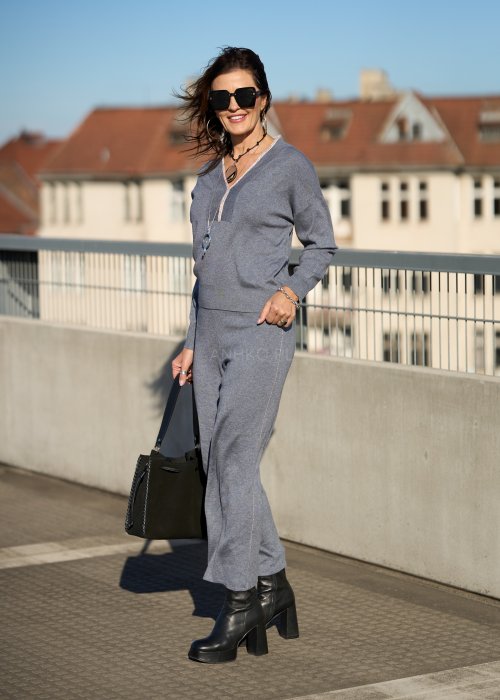 Niebieskie dzianinowe spodnie damskie o szerokiej nogawce i luźnym kroju, minimalistyczna moda codzienna w stylu casual