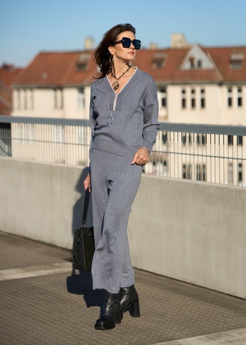 Niebieskie dzianinowe spodnie damskie o szerokiej nogawce i luźnym kroju, minimalistyczna moda codzienna w stylu casual