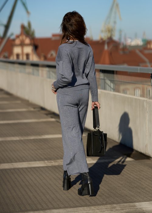 Niebieskie dzianinowe spodnie damskie o szerokiej nogawce i luźnym kroju, minimalistyczna moda codzienna w stylu casual