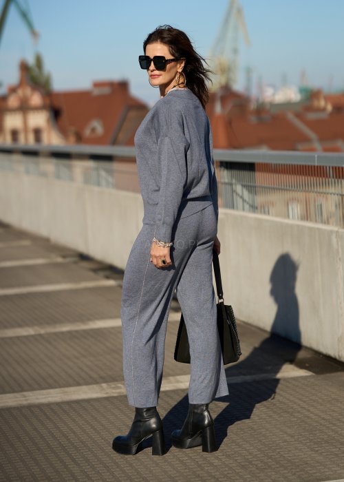 Niebieskie dzianinowe spodnie damskie o szerokiej nogawce i luźnym kroju, minimalistyczna moda codzienna w stylu casual