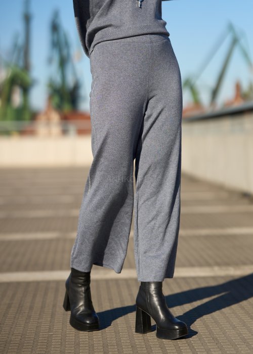 Niebieskie dzianinowe spodnie damskie o szerokiej nogawce i luźnym kroju, minimalistyczna moda codzienna w stylu casual