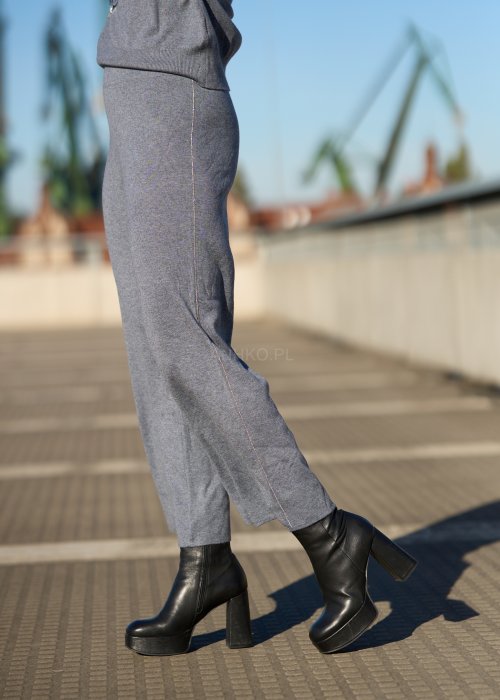 Niebieskie dzianinowe spodnie damskie o szerokiej nogawce i luźnym kroju, minimalistyczna moda codzienna w stylu casual