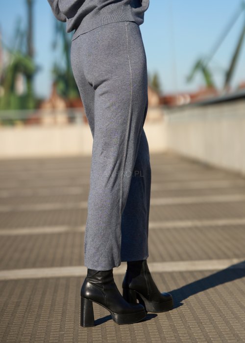 Niebieskie dzianinowe spodnie damskie o szerokiej nogawce i luźnym kroju, minimalistyczna moda codzienna w stylu casual