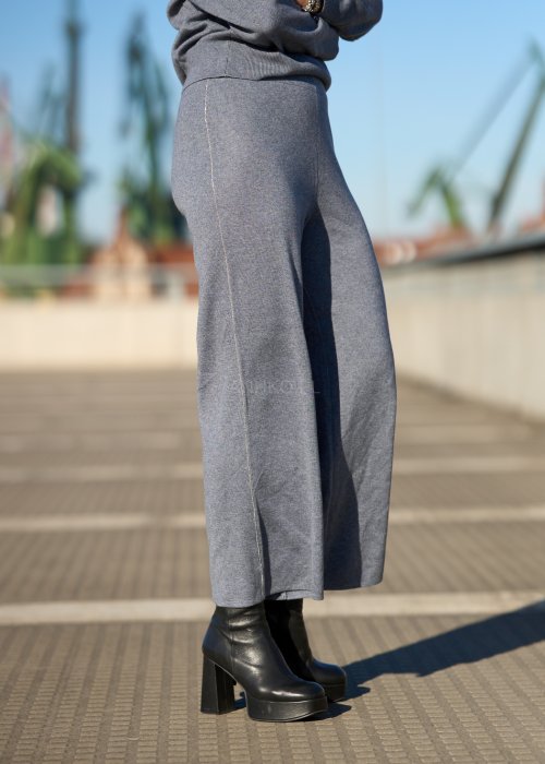 Niebieskie dzianinowe spodnie damskie o szerokiej nogawce i luźnym kroju, minimalistyczna moda codzienna w stylu casual