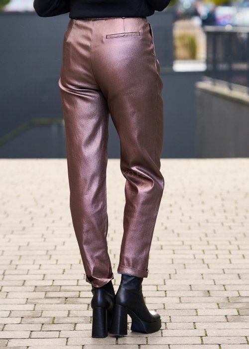 Metaliczne spodnie damskie o prostym kroju z wysokim stanem, w połyskującym brązowym odcieniu