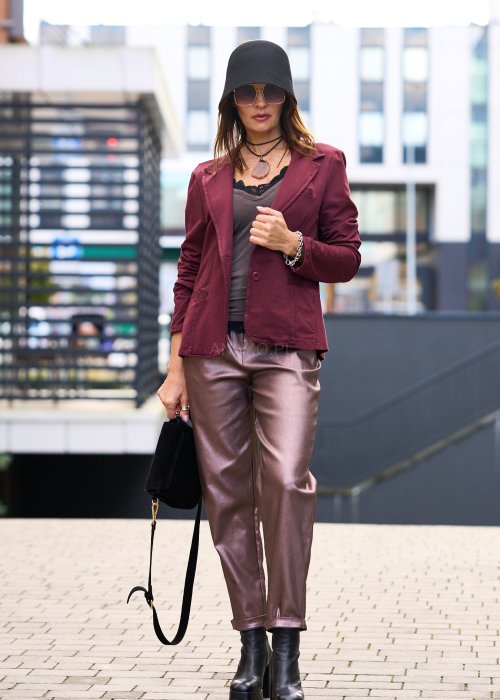 Metaliczne spodnie damskie o prostym kroju z wysokim stanem, w połyskującym brązowym odcieniu