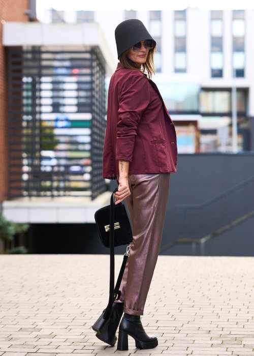 Metaliczne spodnie damskie o prostym kroju z wysokim stanem, w połyskującym brązowym odcieniu