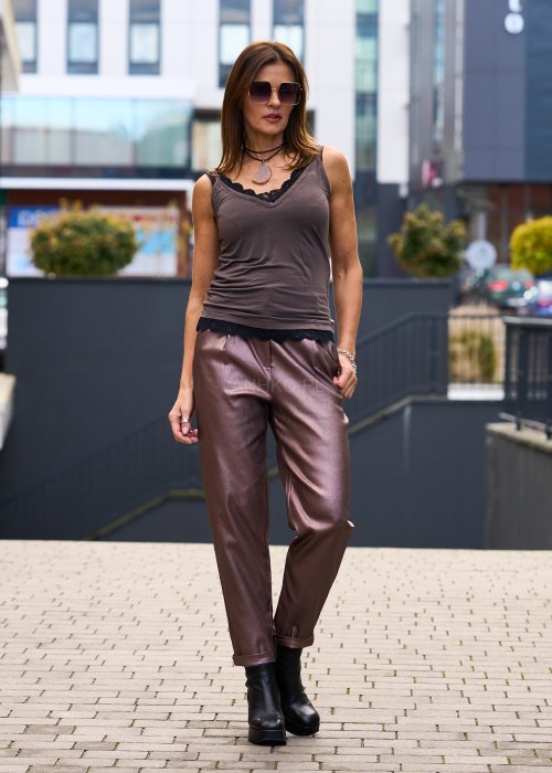 Metaliczne spodnie damskie o prostym kroju z wysokim stanem, w połyskującym brązowym odcieniu