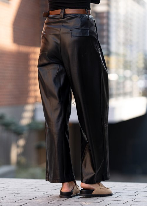 czarne spodnie z ekoskóry o luźnym kroju
