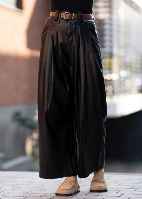 czarne spodnie z ekoskóry o luźnym kroju