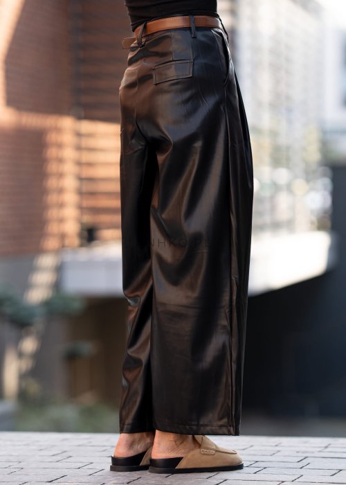 czarne spodnie z ekoskóry o luźnym kroju