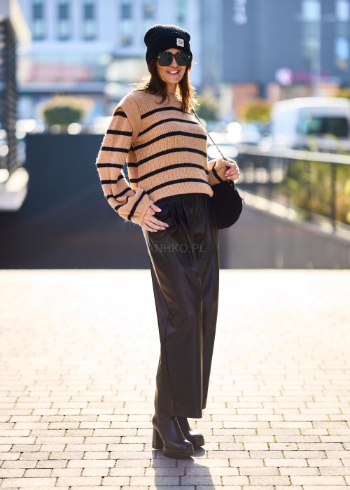 czarne spodnie z ekoskóry o luźnym kroju