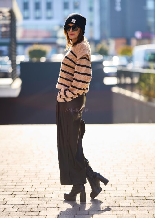 czarne spodnie z ekoskóry o luźnym kroju