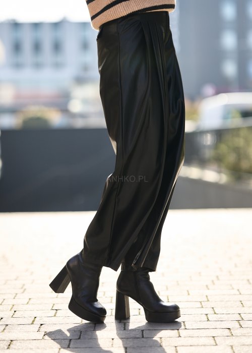 czarne spodnie z ekoskóry o luźnym kroju