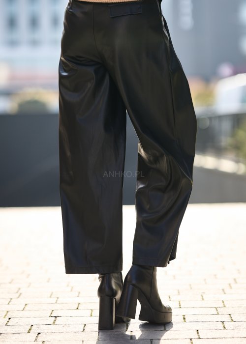 czarne spodnie z ekoskóry o luźnym kroju