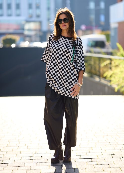 czarne spodnie z ekoskóry o luźnym kroju