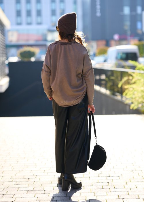 czarne spodnie z ekoskóry o luźnym kroju