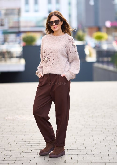 Brązowe spodnie damskie o prostym kroju z kantem, zapinane na guzik i suwak