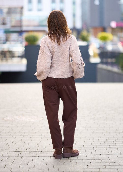 Brązowe spodnie damskie o prostym kroju z kantem, zapinane na guzik i suwak