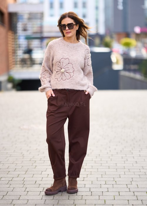 Brązowe spodnie damskie o prostym kroju z kantem, zapinane na guzik i suwak