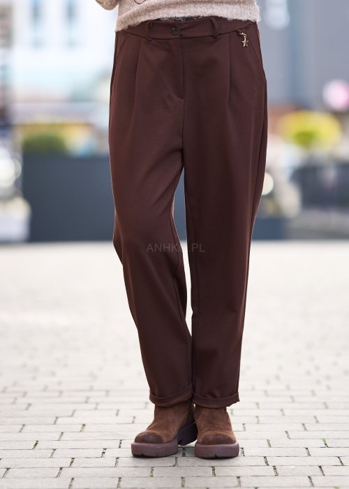 Brązowe spodnie damskie o prostym kroju z kantem, zapinane na guzik i suwak