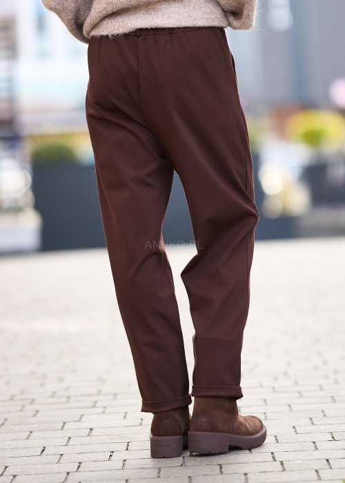 Brązowe spodnie damskie o prostym kroju z kantem, zapinane na guzik i suwak