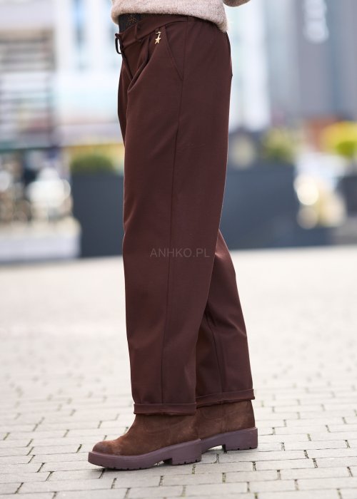 Brązowe spodnie damskie o prostym kroju z kantem, zapinane na guzik i suwak