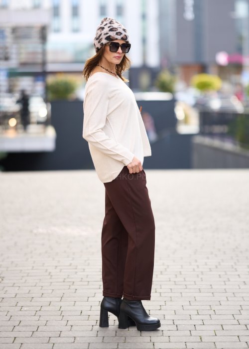 Brązowe spodnie damskie o prostym kroju z kantem, zapinane na guzik i suwak