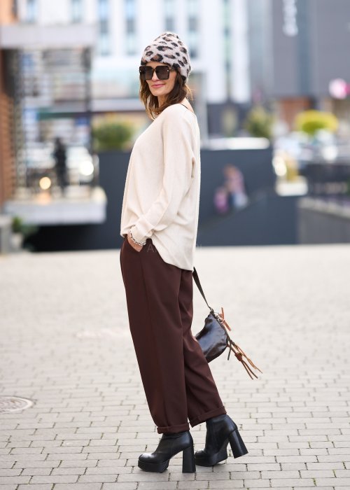 Brązowe spodnie damskie o prostym kroju z kantem, zapinane na guzik i suwak