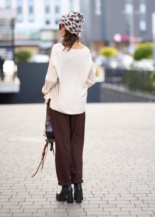 Brązowe spodnie damskie o prostym kroju z kantem, zapinane na guzik i suwak