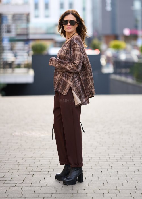 Brązowe spodnie damskie o prostym kroju z kantem, zapinane na guzik i suwak