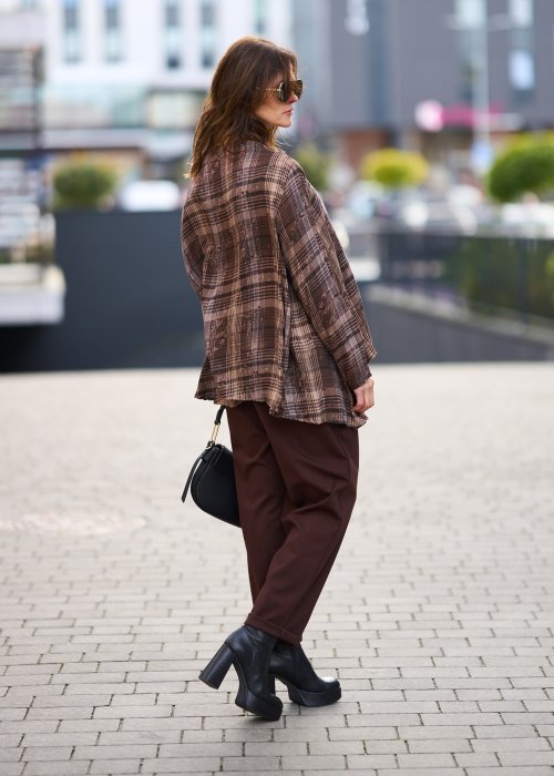 Brązowe spodnie damskie o prostym kroju z kantem, zapinane na guzik i suwak