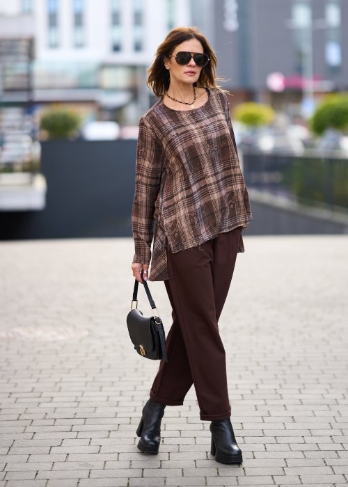 Brązowe spodnie damskie o prostym kroju z kantem, zapinane na guzik i suwak